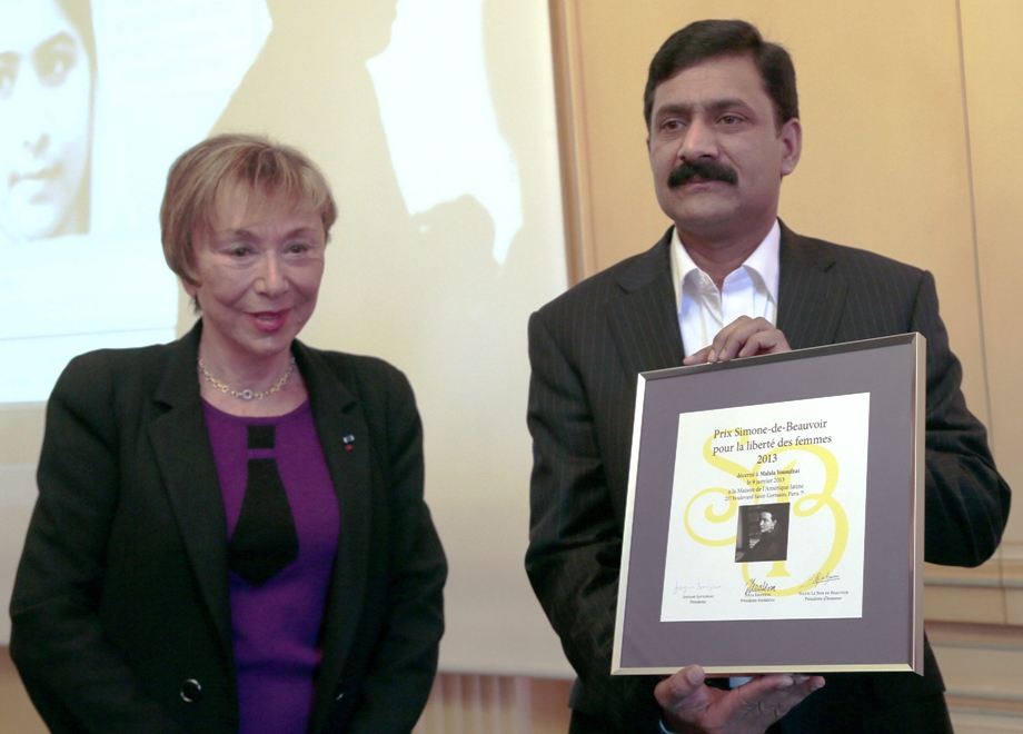 ziauddin yousafzai with the 2013 simone de beauvoir award for his daughter malala during the awards ceremony in paris on january 9 2012 photo afp