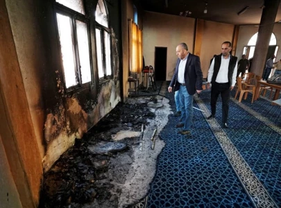 israeli settlers torch two west bank mosques