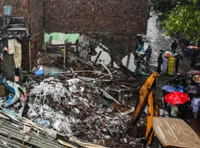 6 killed in mumbai building collapse