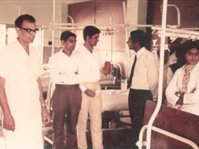 prof sulaiman a khan at the jinnah postgraduate medical centre s orthopaedic ward 1966 photos courtesy prof anisuddin bhatti