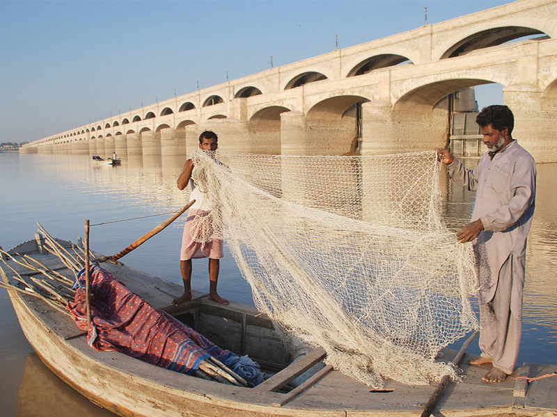 the sukkur barrage was closed for maintenance on january 6 and this has resulted in a severe water shortage in the city photo naeem ghouri express