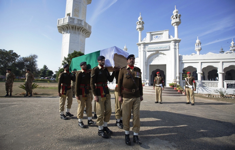 soldiers carry the flag draped casket of their colleague havildar ghulam mohyuddin whom the pakistan military said was killed by indian soldiers photo reuters