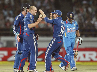 england hold nerve to carve out close win