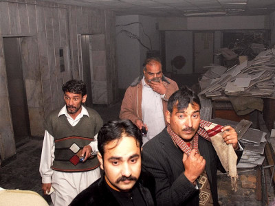 short circuiting fire breaks out in pakistan secretariat