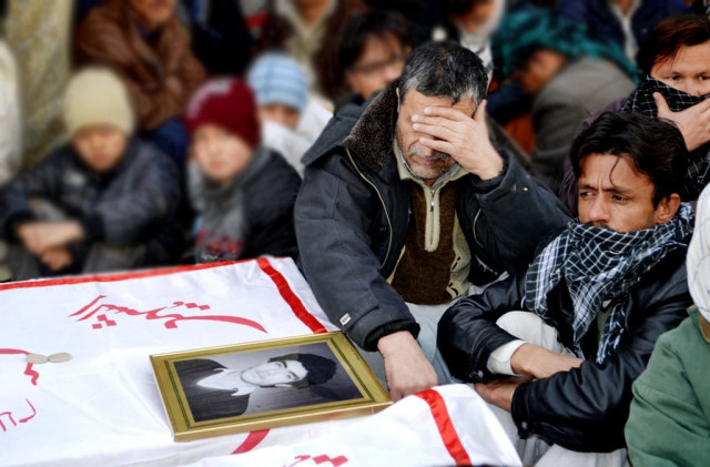 shias demonstrate as they sit between the coffins of bombing victims in quetta on january 12 2013 photo afp shias demonstrate as they sit between the coffins of bombing victims in quetta on january 12 2013 photo afp