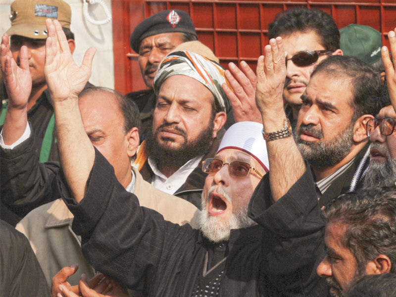 dr tahirul qadri prays in lahore before leading his million man march photo malik shafiq express