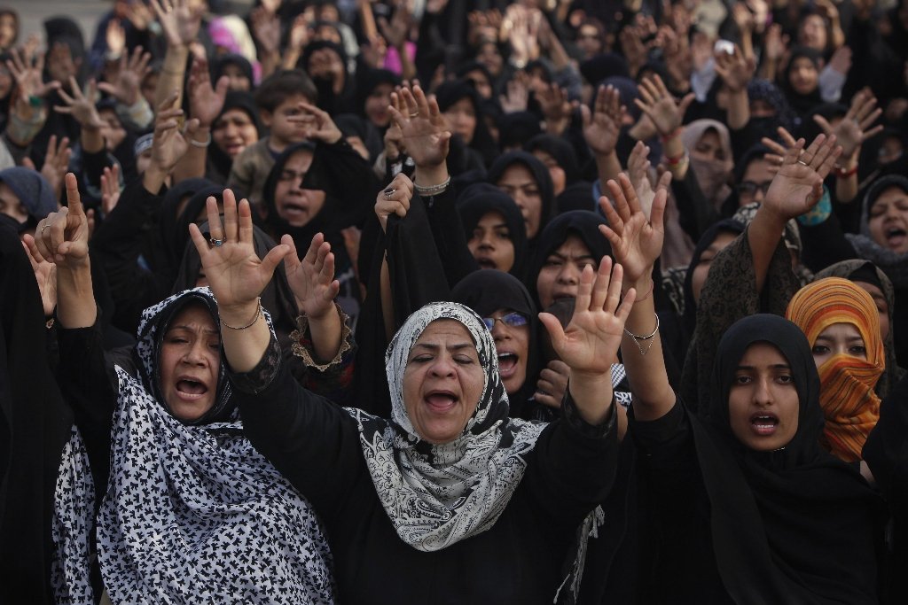 shia muslim women stage a sit in protest against last thursday 039 s twin bomb attack in quetta in karachi january 14 photo reuters