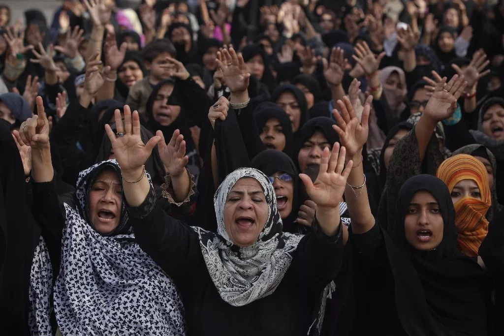 shia muslim women stage a sit in protest against last thursday 039 s twin bomb attack in quetta in karachi january 14 photo reuters shia muslim women stage a sit in protest against last thursday 039 s twin bomb attack in quetta in karachi january 14 photo reuters