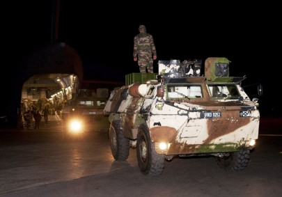 african troops bound for mali as france battles militants