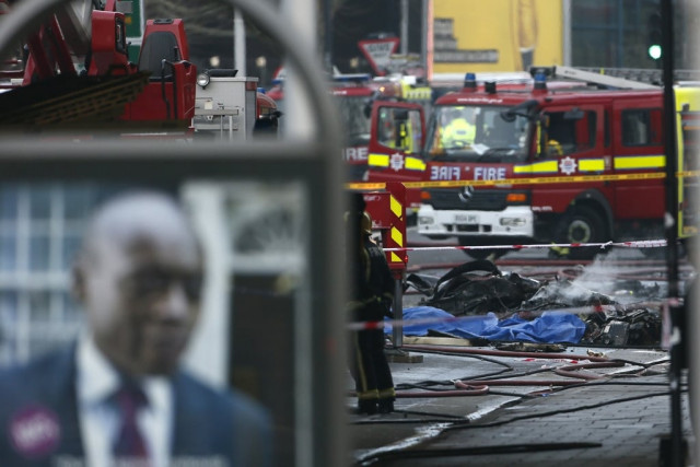 smoke rises from debris as police and emergency services attend the scene of a helicopter crash in vauxhall south london january 16 2013 photo reuters smoke rises from debris as police and emergency services attend the scene of a helicopter crash in vauxhall south london january 16 2013 photo reuters