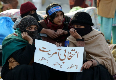 sit in chilled to the bone people brave the cold sit in chilled to the bone people brave the cold