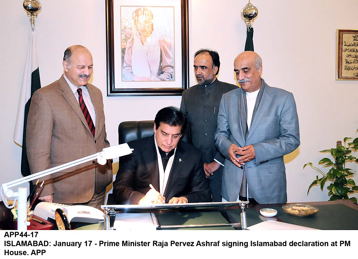 prime minister raja pervez ashraf signs the islamabad long march declaration as khurshid shah qamar zaman kaira and mushahid hussain syed look on photo app