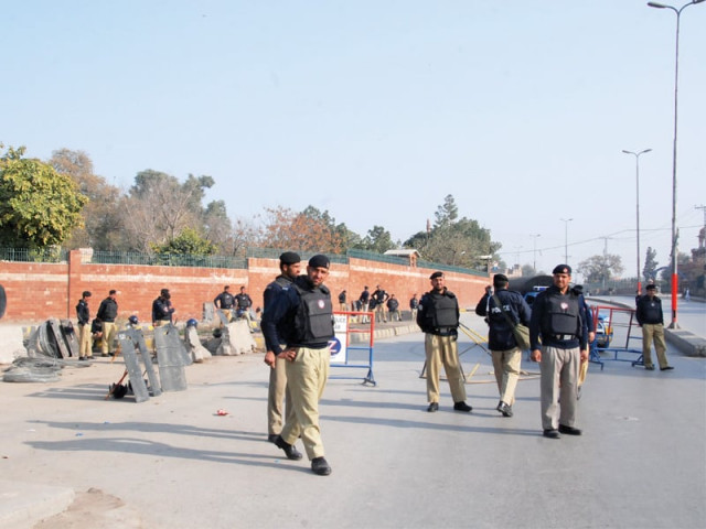 police barricade jail road opposite governor house and blocked all vehicular traffic photo ghaffar baig express police barricade jail road opposite governor house and blocked all vehicular traffic photo ghaffar baig express