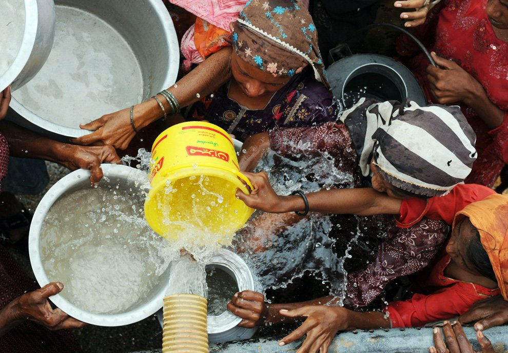 flood victims struggle for clean water from a tanker truck in thatta in southern sindh province on august 30 2010 photo afp file