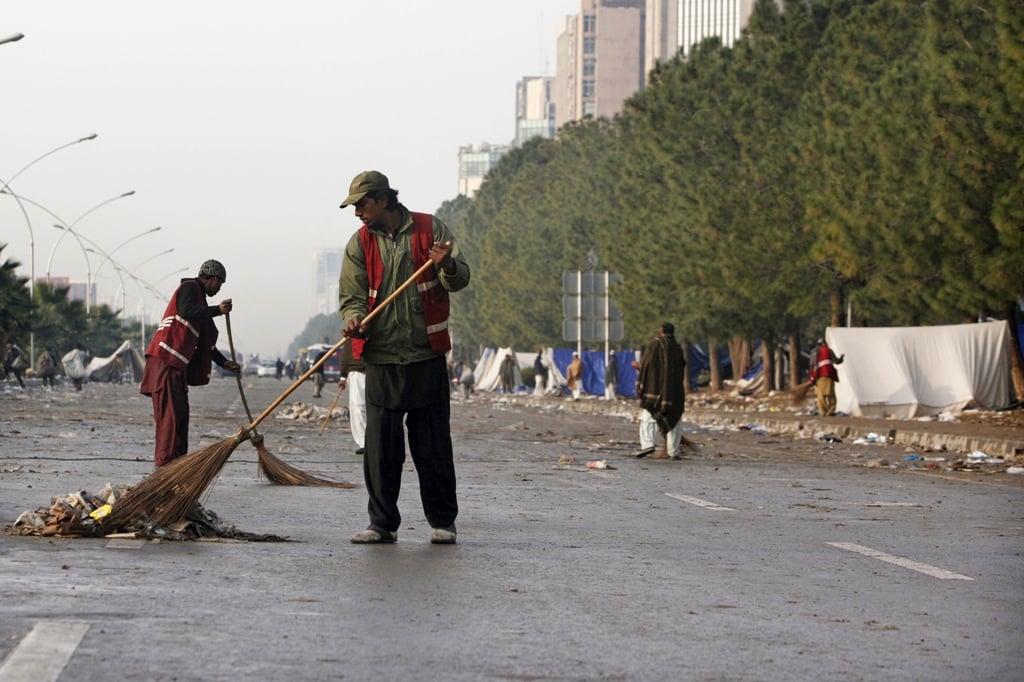 cleaners sweep a street after supporters of tahirul qadri left the capital following qadri 039 s a deal with pakistan 039 s coalition government in islamabad january 18 2013 photo reuters