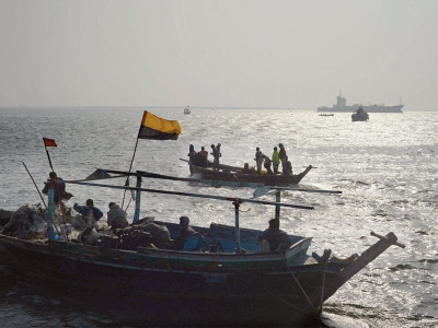 india arrests six pakistanis in arabian sea india arrests six pakistanis in arabian sea