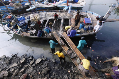pakistan arrests 27 indian fishermen