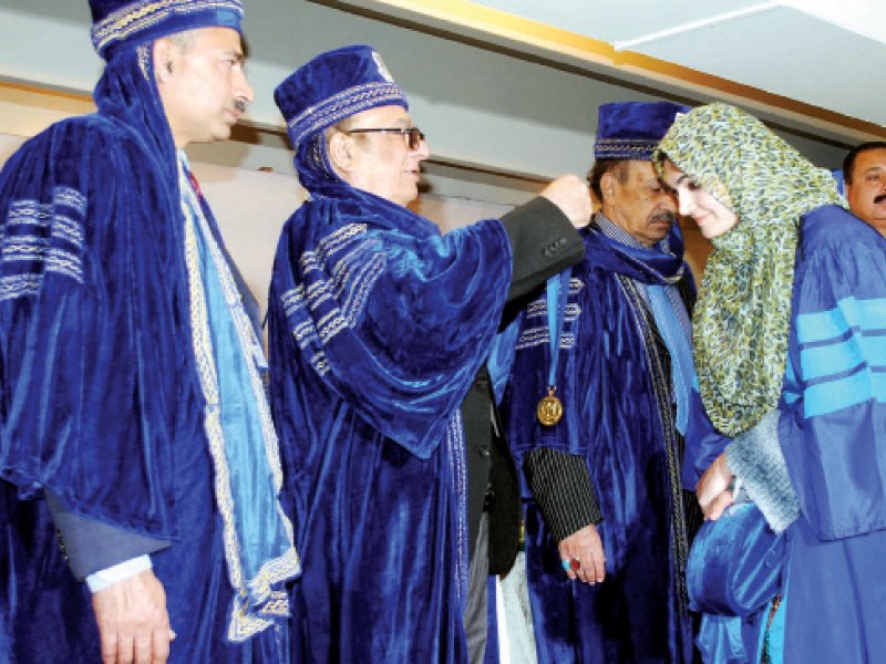 the k p governor confers a gold medal on a graduating student at the convocation ceremony photo ppi