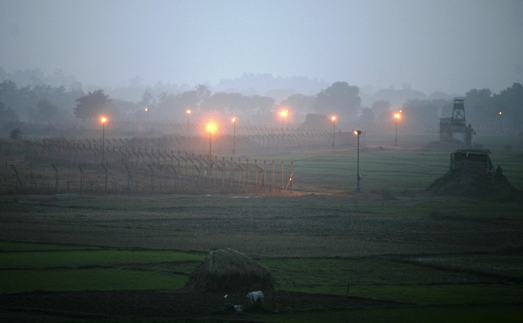 indian security posts r are seen along the border between india and pakistan in suchetgarh southwest of jammu january 6 2013 photo reuters