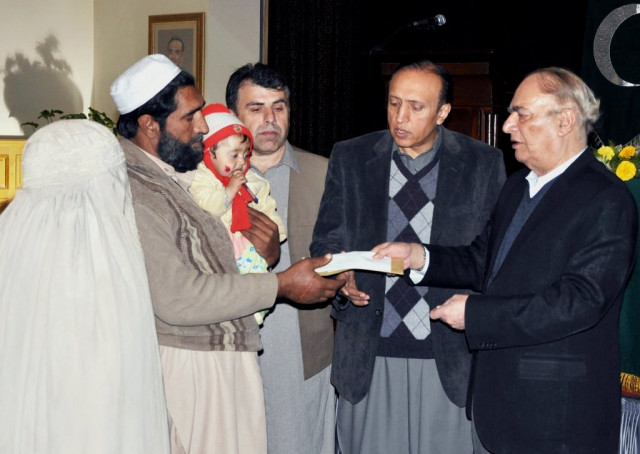 the khyber pakhtunkhwa governor giving away cheque of the compansation amount to the heirs of levies personnels photo express the khyber pakhtunkhwa governor giving away cheque of the compansation amount to the heirs of levies personnels photo express