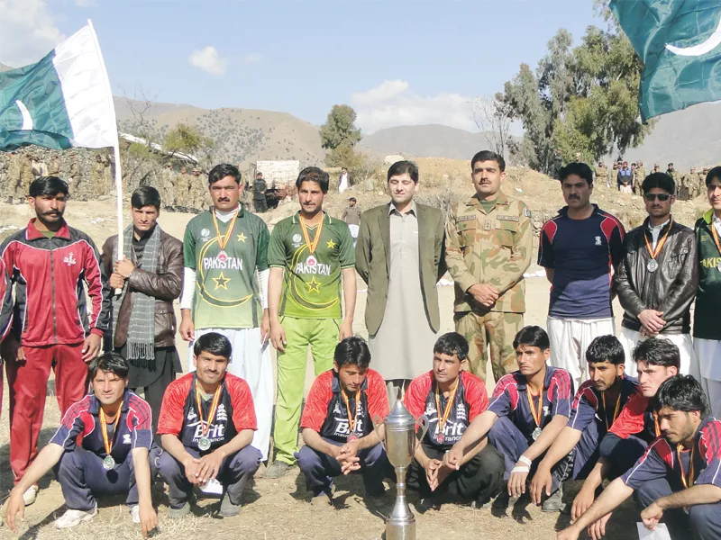 the winning team along with chief guest lt col ahmed ali gathers for a group picture at the final ceremony photo express the winning team along with chief guest lt col ahmed ali gathers for a group picture at the final ceremony photo express