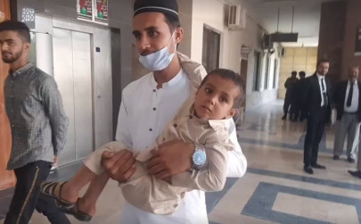 police register case against 4 year old for attacking couple police register case against 4 year old for attacking couple