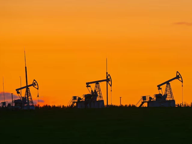 Oil rises 5% on US sanctions against Russian suppliers | The Express Tribune Oil rises 5% on US sanctions against Russian suppliers | The Express Tribune