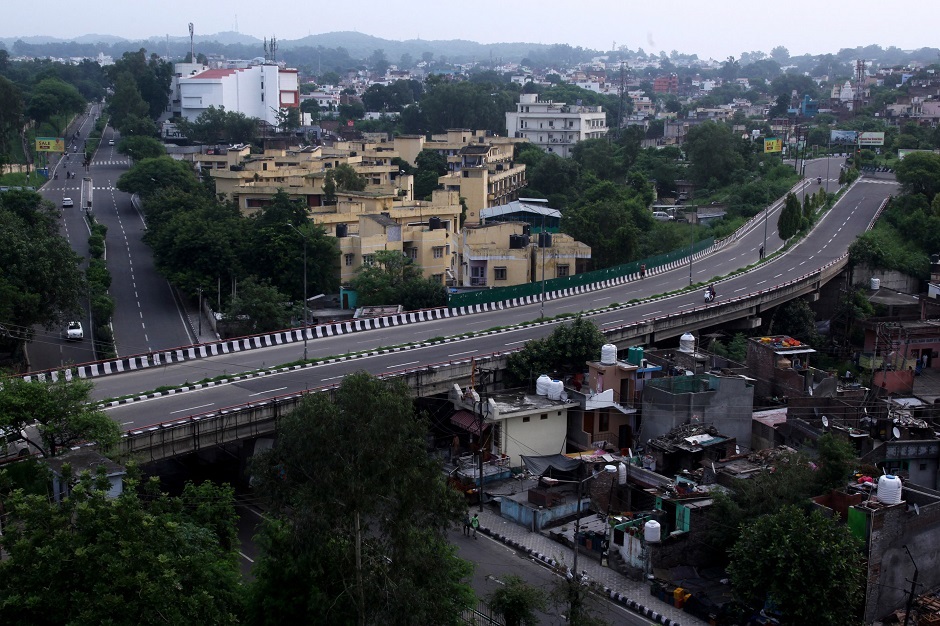 A deserted street is pictured in Jammu on August 6, 2019. (Photo: Rakesh BAKSHI / AFP)