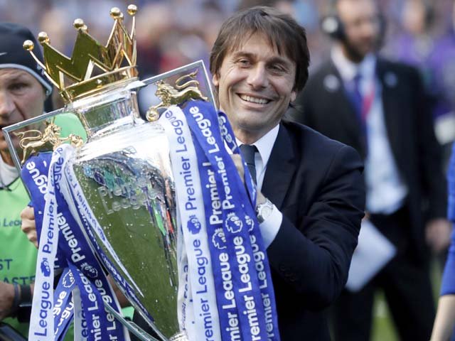 chelsea 039 s manager antonio conte holds the trophy after the english premier league soccer match between chelsea and sunderland at stamford bridge stadium in london photo afp
