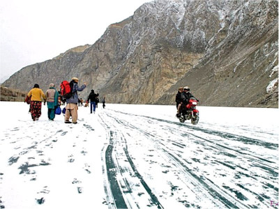 babusar top closed for traffic after snowfall