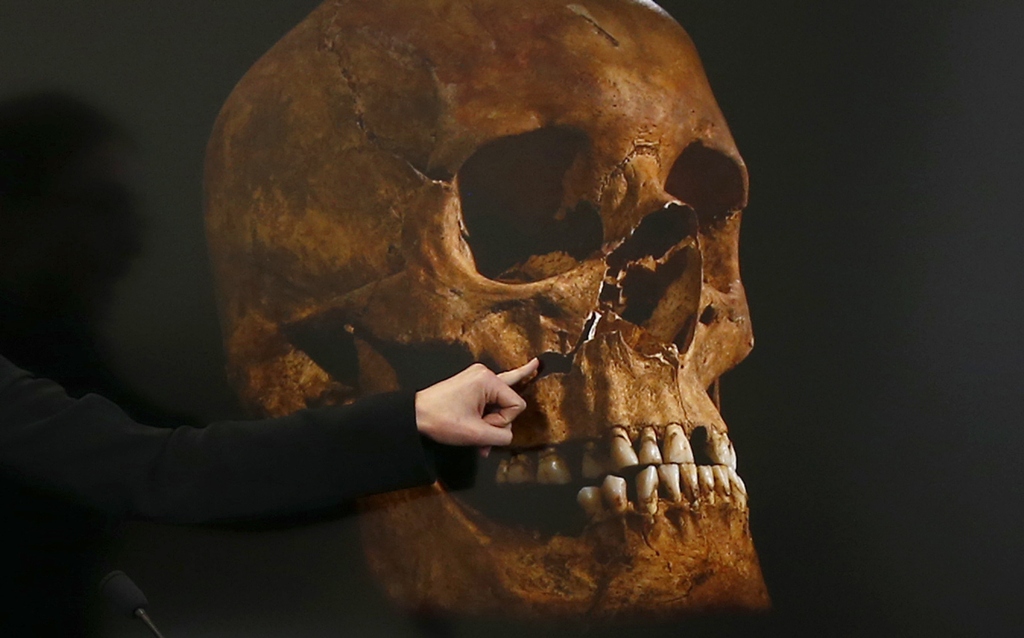 project osteologist jo appleby points out damage to a skull believed to be that of richard iii during a news conference in leicester central england february 4 2013 photo reuters