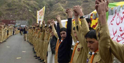 braving snow neelum valley residents form human chain braving snow neelum valley residents form human chain