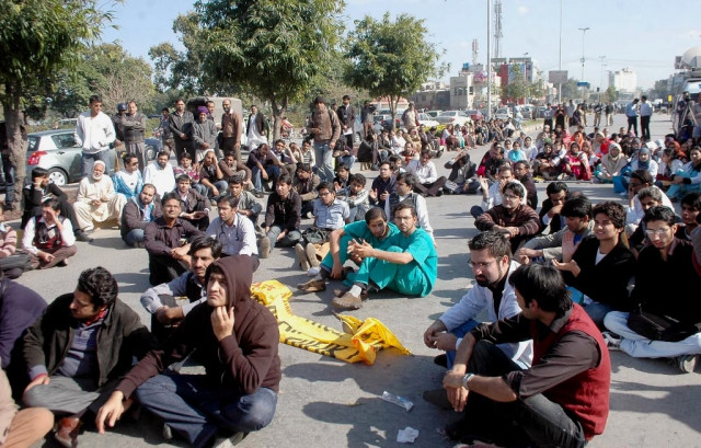 the road in front of the hospital remained blocked for more than four hours as more than 300 policemen hospital staff and protesting doctors faced off photo ppi