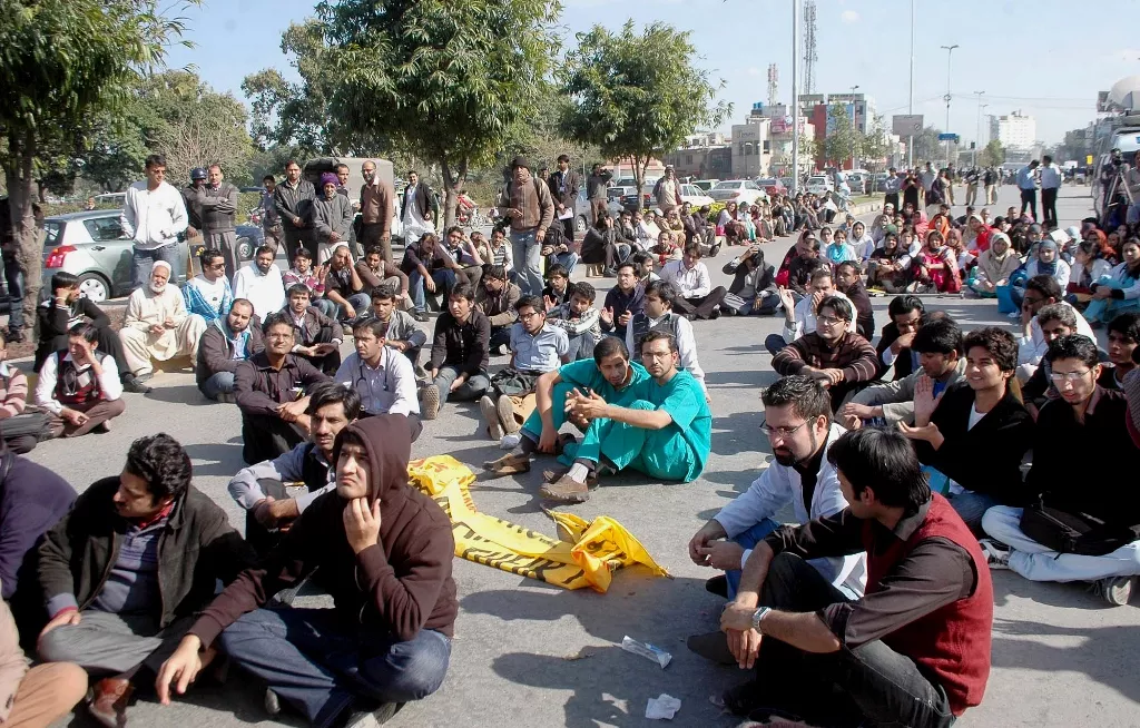 the road in front of the hospital remained blocked for more than four hours as more than 300 policemen hospital staff and protesting doctors faced off photo ppi the road in front of the hospital remained blocked for more than four hours as more than 300 policemen hospital staff and protesting doctors faced off photo ppi