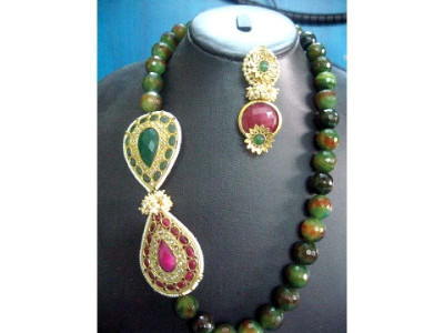 customs officials raid artificial jewellery market