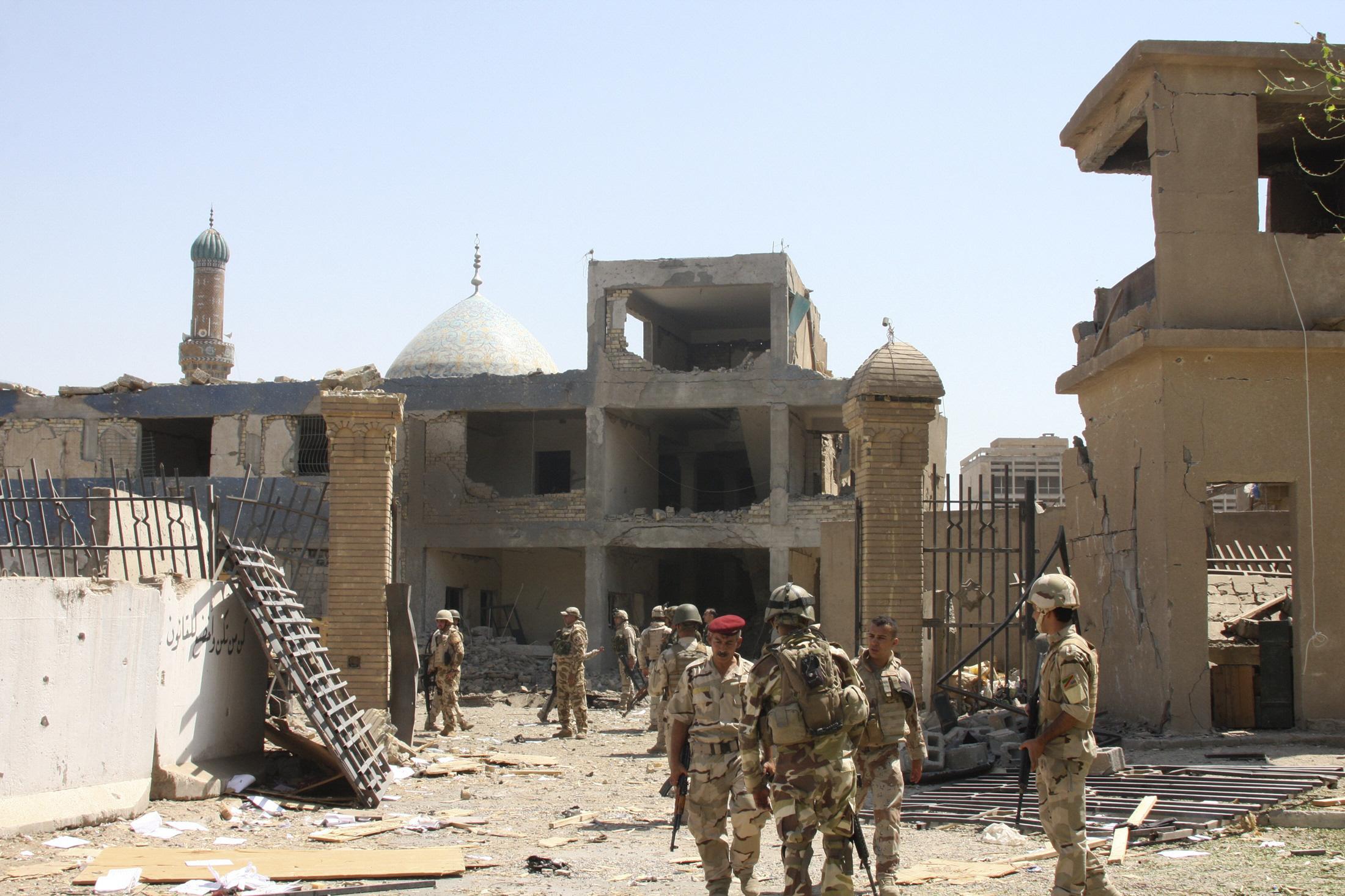 iraqi soldiers near baghdad photo reuters