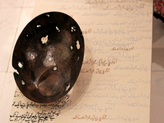 around 83 artists from various art schools expressed their feelings about the baldia factory fire at an exhibition titled awaaz while some artists photographed over 200 people to show the number of lives that were lost others used contrasting images of gleaming surfaces and black insides to show the lives of poor labourers photo ayesha mir express