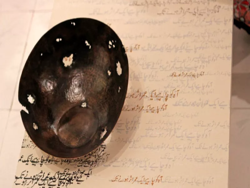 around 83 artists from various art schools expressed their feelings about the baldia factory fire at an exhibition titled awaaz while some artists photographed over 200 people to show the number of lives that were lost others used contrasting images of gleaming surfaces and black insides to show the lives of poor labourers photo ayesha mir express
