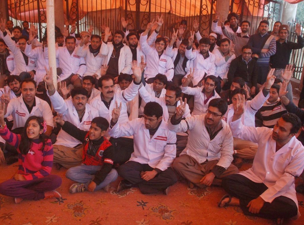 yda delegations from faisalabad gujrat and gujranwala have reached lahore to join the hunger strike that entered the sixth day on saturday photo nni file