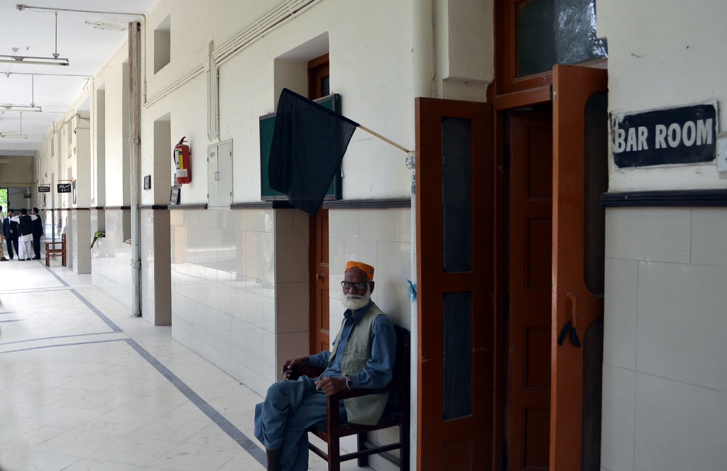 the dbas have decided to lock all courts in the division for a week to press their demand of establishing a bench of lhc in faisalabad photo naseem james express