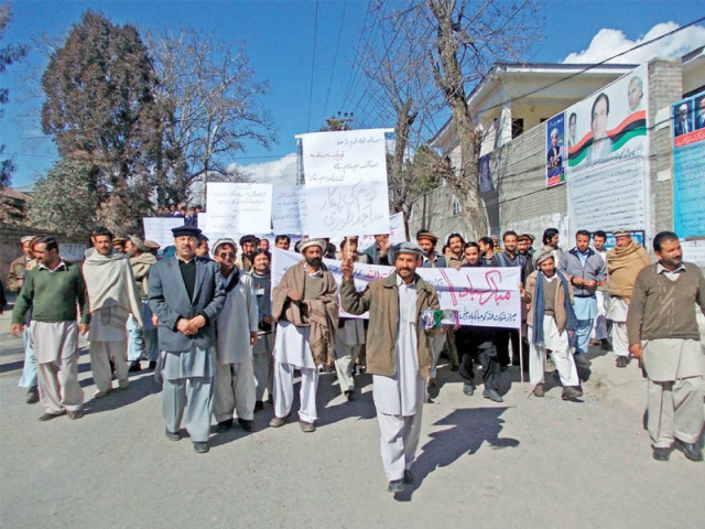 tribesmen march to parachinar press club to celebrate shaukatullah khan s appointment as khyber pakhtunkhwa governor photo courtesy muhammad sadiq tribesmen march to parachinar press club to celebrate shaukatullah khan s appointment as khyber pakhtunkhwa governor photo courtesy muhammad sadiq