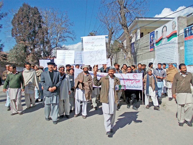 tribesmen march to parachinar press club to celebrate shaukatullah khan s appointment as khyber pakhtunkhwa governor photo courtesy muhammad sadiq