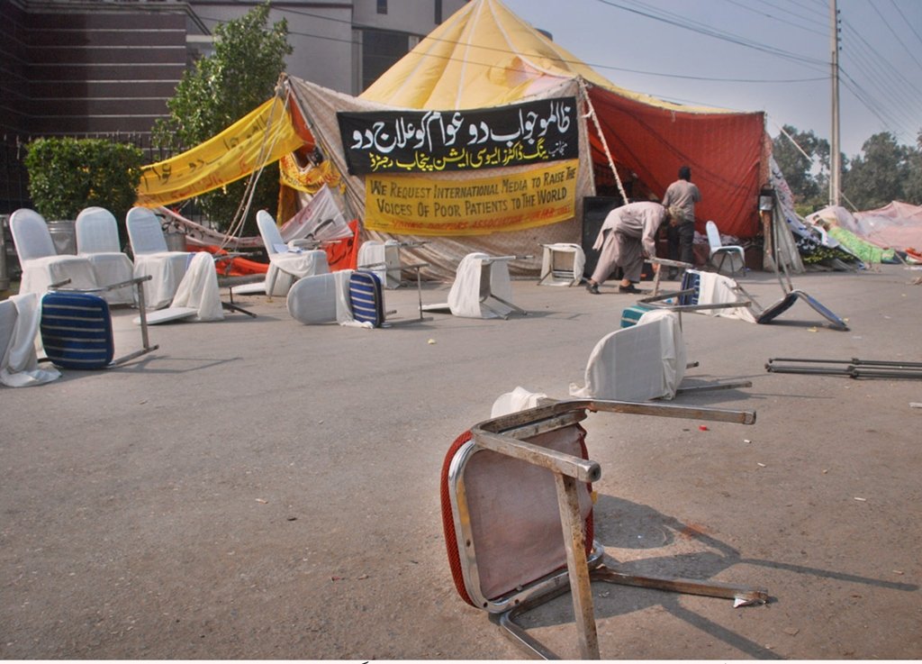 dozens of doctors were arrested the police also uprooted the doctors hunger strike camp at services hospital photo nni