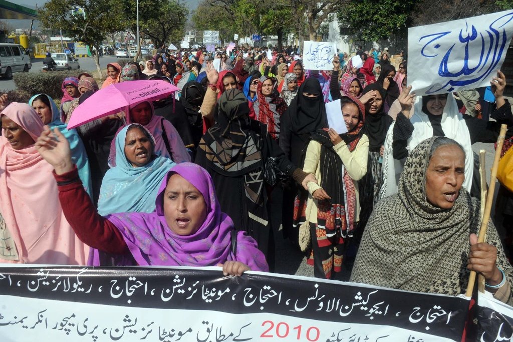 teaching and non teaching staff of model and federal government colleges protesting for regularisation photo express zafar aslam