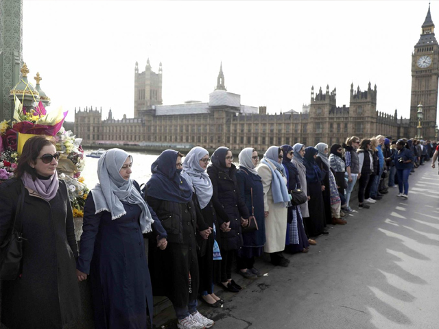 muslim women gathered on westminster bridge in a show of solidarity with the victims of wednesday 039 s terror attack photo reuters