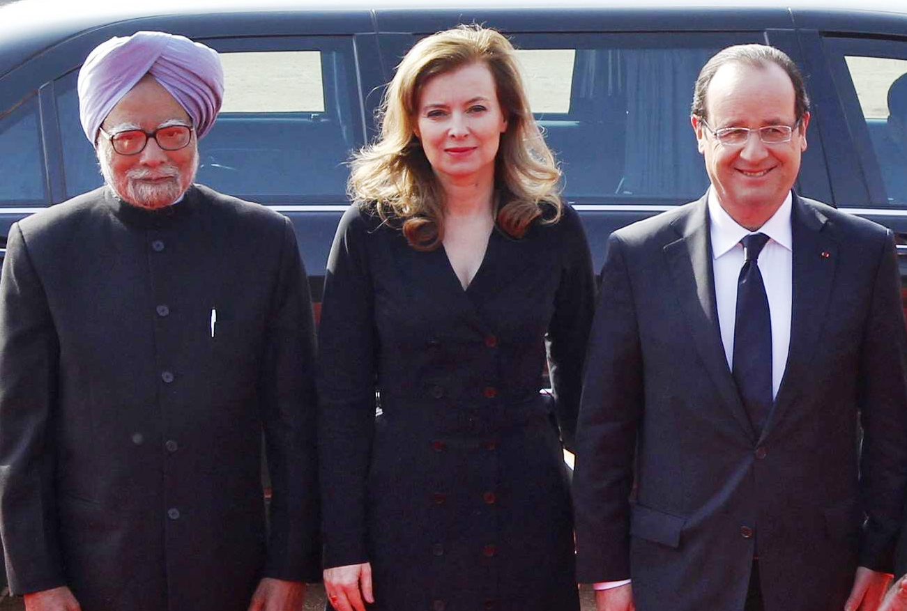 france 039 s president francois hollande his partner valerie trierweiler india 039 s prime minister manmohan singh pose during hollande 039 s ceremonial reception at the forecourt of india 039 s presidential palace rashtrapati bhavan in new delhi february 14 2013 photo reuters