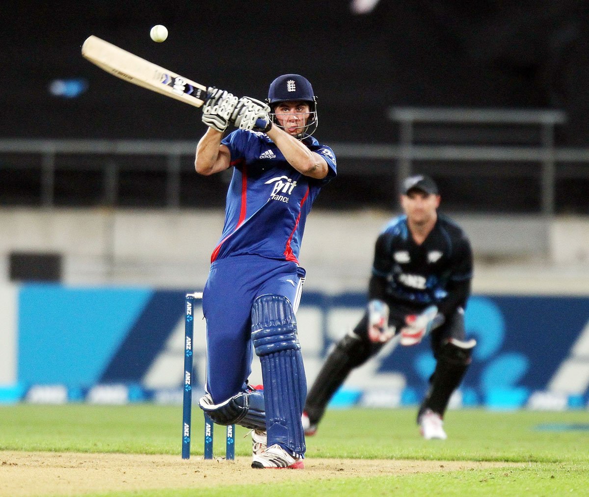 england 039 s alex hales bats with new zealand 039 s brendon mccullum r looking on during the international twenty20 cricket match between new zealand and england photo afp