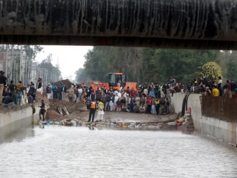 2 rescue teams 12 divers 2 cranes 2 mechanised shovels 35 dumpers were being used in the rescue operation 2 rescue teams 12 divers 2 cranes 2 mechanised shovels 35 dumpers were being used in the rescue operation