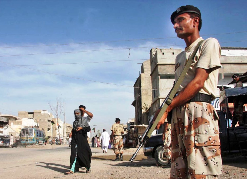 a photo showing a rangers official deployed to ensure security in karachi photo online