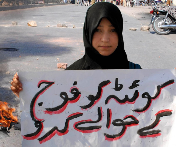 a girl protests in karachi against the quetta bombing photo shahid ali express a girl protests in karachi against the quetta bombing photo shahid ali express